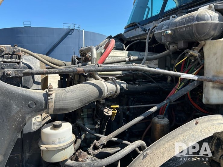 2004-freightliner-columbia-day-cab-truck-(cp0611,-unit-4014)-image-34