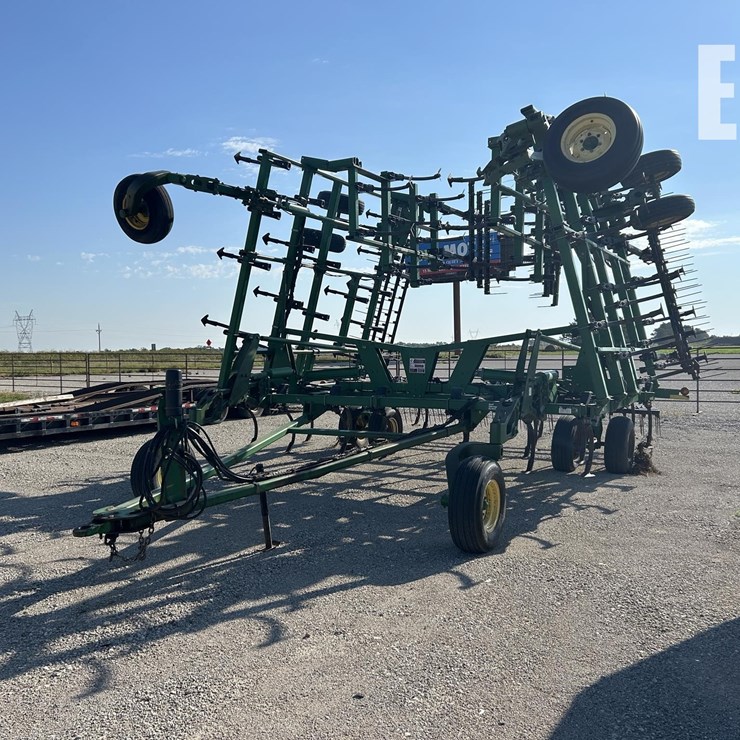 2004 JOHN DEERE 2210