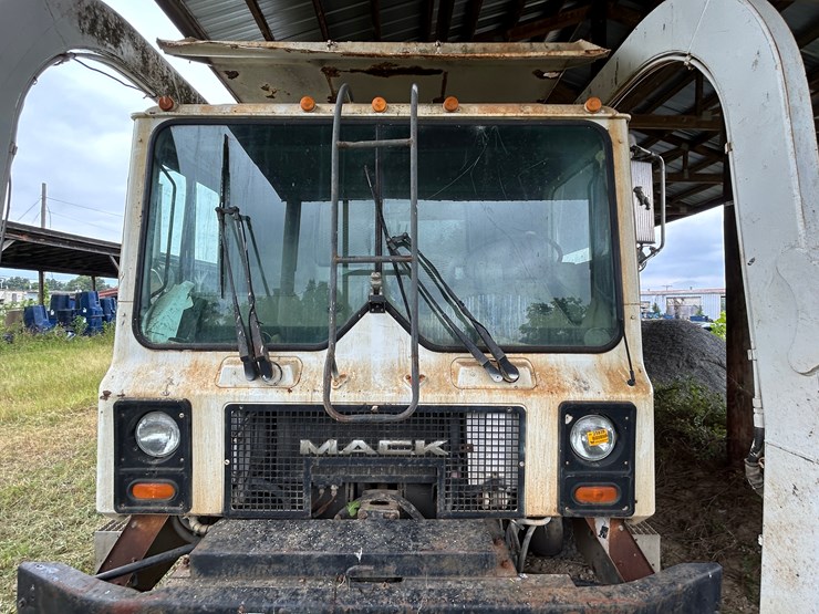#46-•-#25939-•-inop-2003-mack-mr-t/a-daycab-garbage-truck-vin:-1m2k185c33m009372-image-32