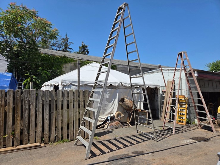 werner-16'-aluminum-step-ladder-image-1