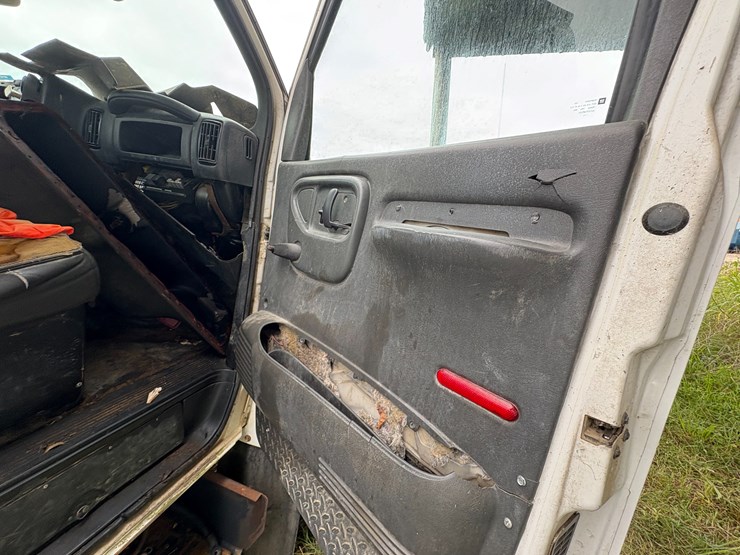 #48-•-#25351-•-inop-2005-gmc-c7500-t/a-daycab-truck-tractor-vin:-1gdm7c1395f500732-image-35