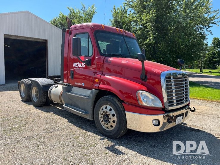 2013-freightliner-cascadia-day-cab-truck-(jn2570,-unit-4038)-image-5