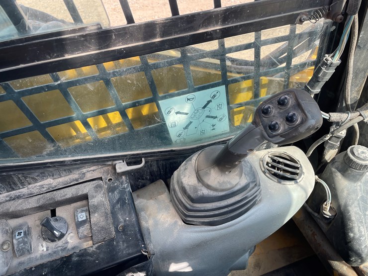 2014-caterpillar-242-image-23