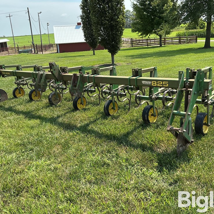 JOHN DEERE 825