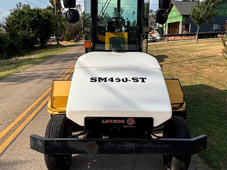 #82-•-#27064-•-2017-laymor-sm-450st-street-sweeper-image-2