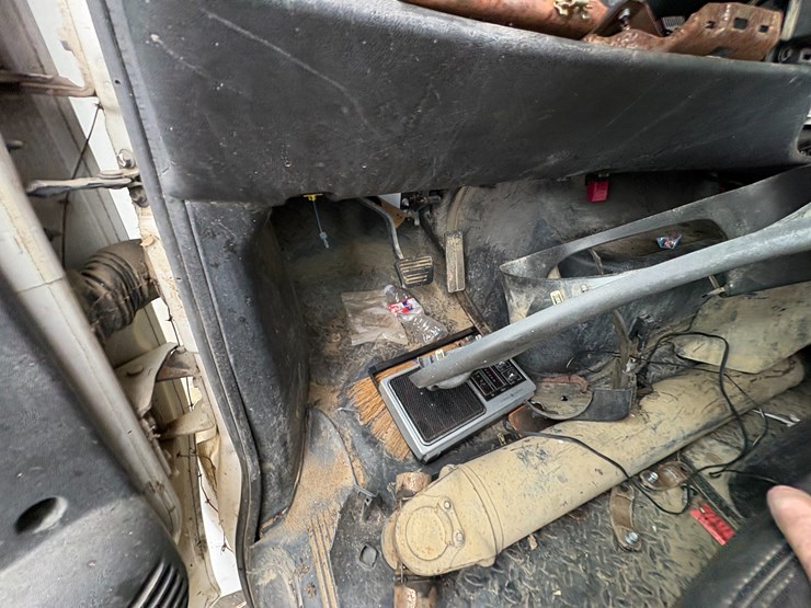 #48-•-#25351-•-inop-2005-gmc-c7500-t/a-daycab-truck-tractor-vin:-1gdm7c1395f500732-image-48