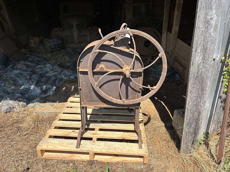 international-harvester-hand-corn-sheller-image-1