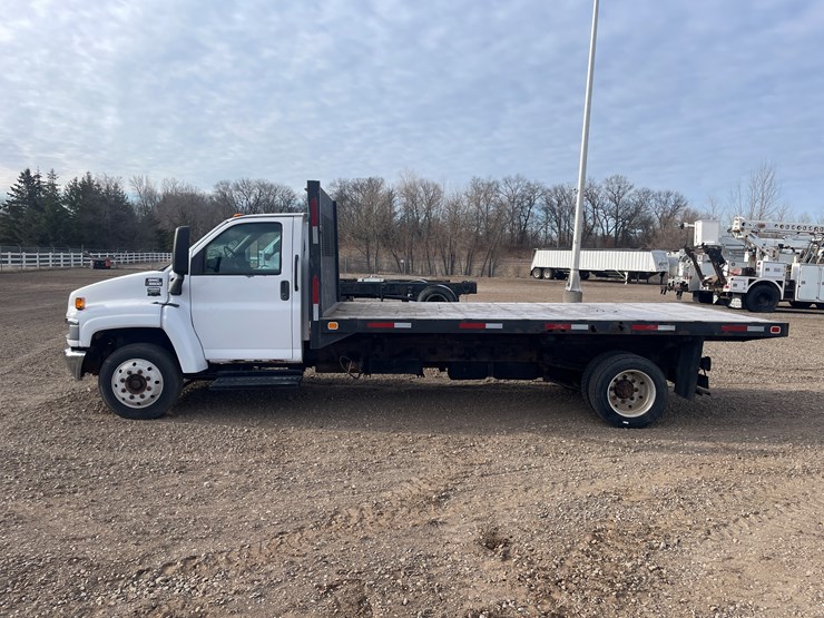 2005-gmc-5500-image-2