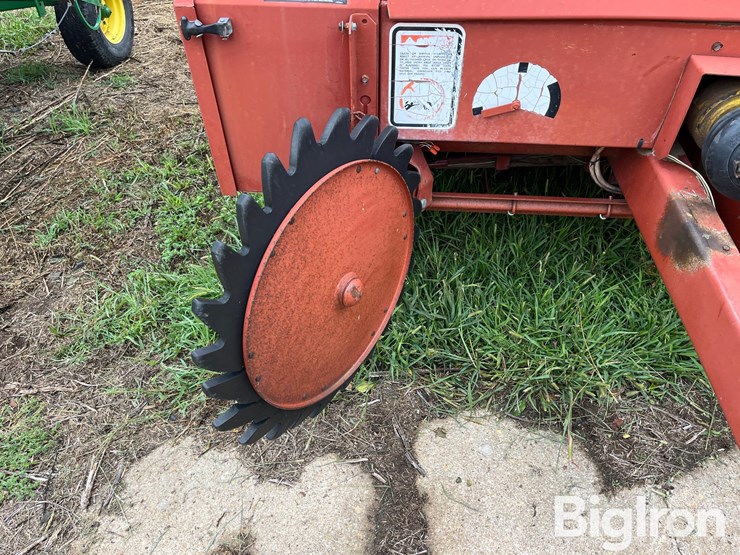 hesston-560-image-13