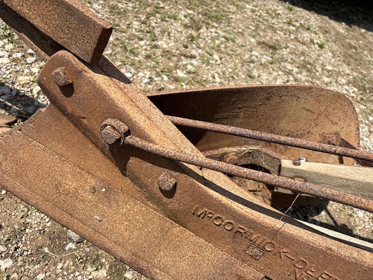 mccormick-deering-no.-415-7”-walking-plow-image-18