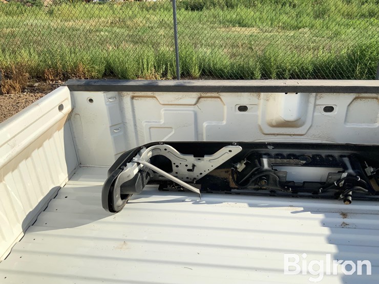 2020-chevrolet-8'-pickup-box-image-19
