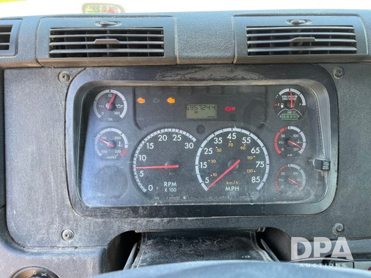 2013-freightliner-cascadia-day-cab-truck-(jn2570,-unit-4038)-image-63