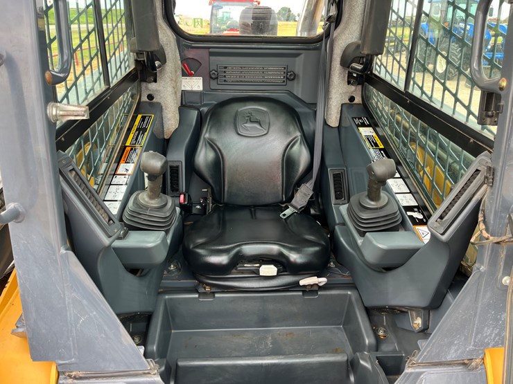 2013-deere-333e-image-11