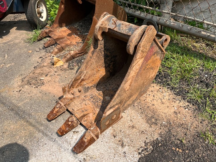 13"-3-tooth-excavator-bucket-image-1