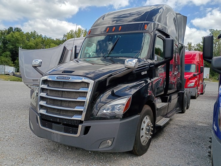 2018-freightliner-cascadia-126-image-1