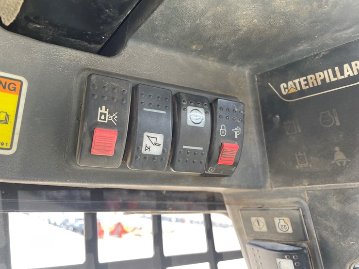 2014-caterpillar-242-image-27
