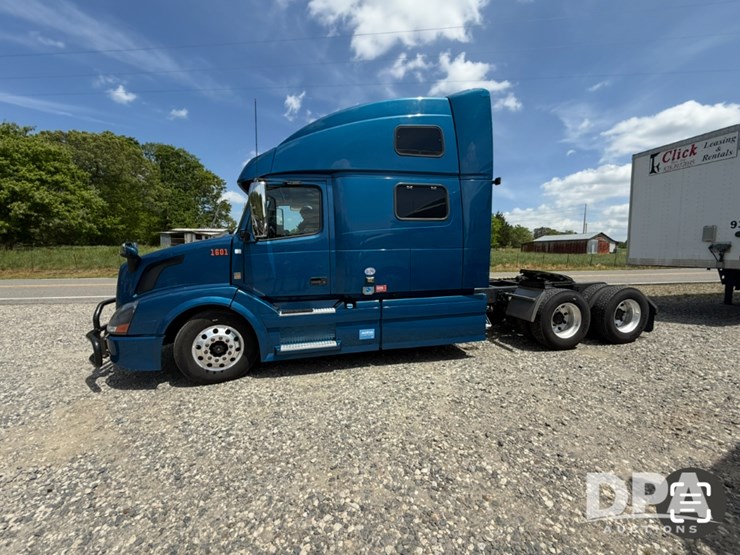 2017-volvo-vnl780-image-1
