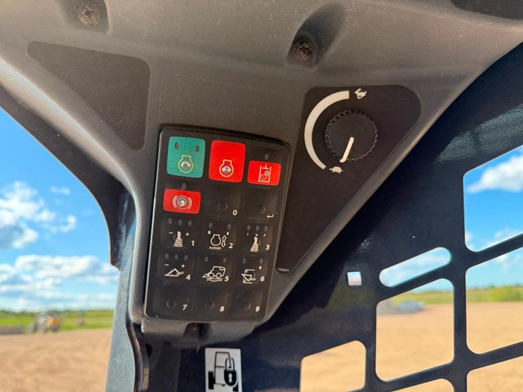 2022-deere-320g-image-27