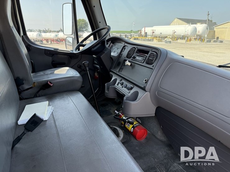 2012-freightliner-business-class-m2-van-truck-(pz13752,-unit-129)-image-15