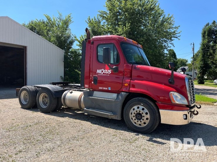 2013-freightliner-cascadia-day-cab-truck-(jn2570,-unit-4038)-image-6