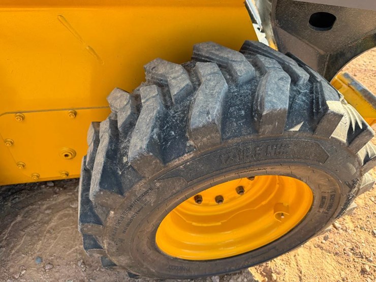 2022-deere-320g-image-15