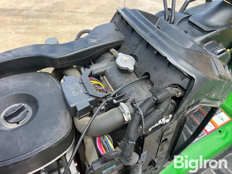 2020-john-deere-x730-image-18