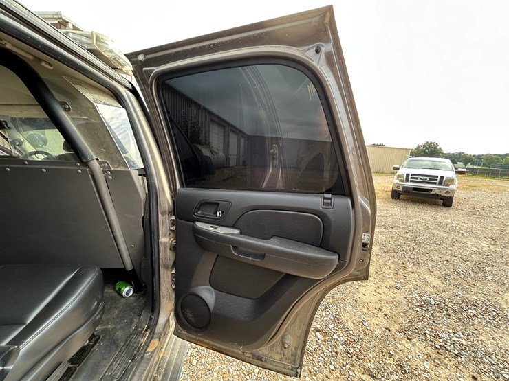 2015-chevrolet-tahoe-image-38