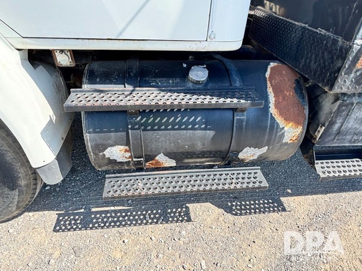 1999-ihc-8100-flatbed-truck-(gp11125,-unit-17355)-image-22
