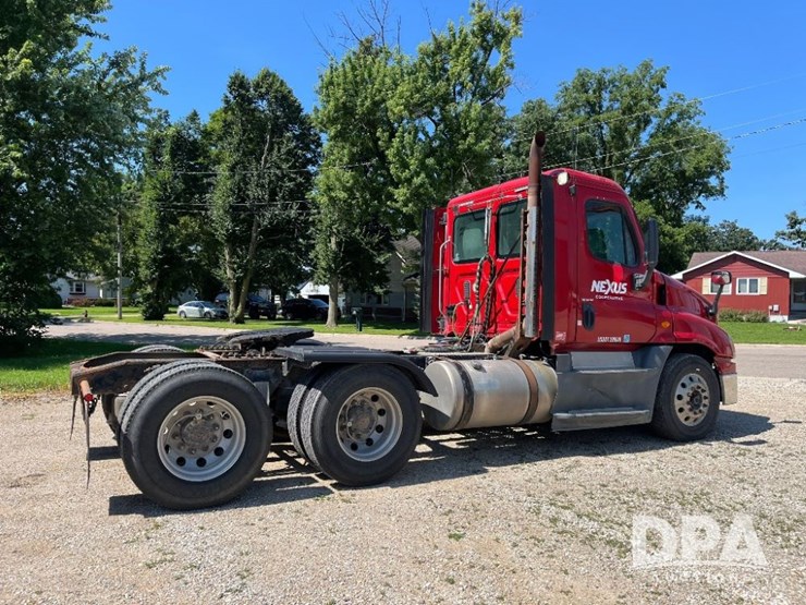 2013-freightliner-cascadia-day-cab-truck-(jn2570,-unit-4038)-image-10