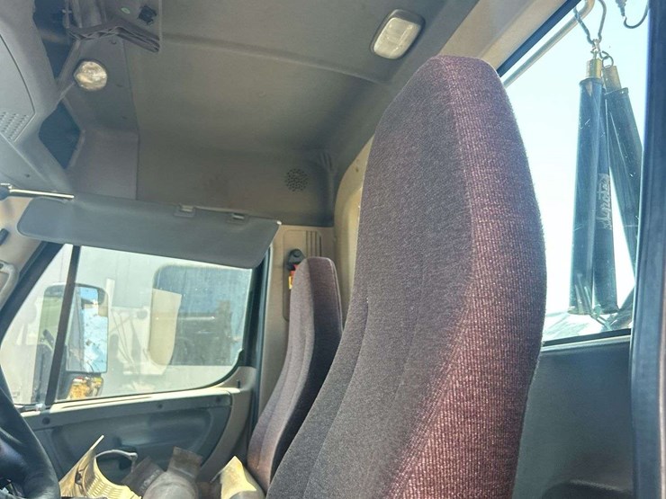 2017-freightliner-daycab-truck-front-cut-off-*inop-image-17