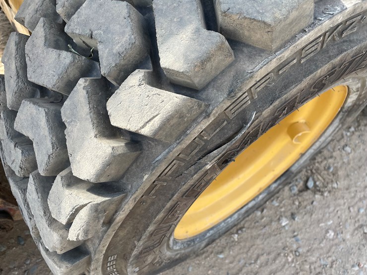2014-caterpillar-242-image-8