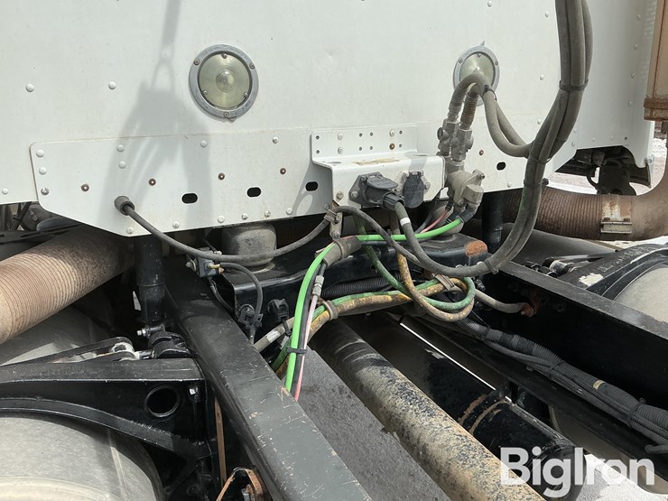 2017-freightliner-coronado-132-image-19
