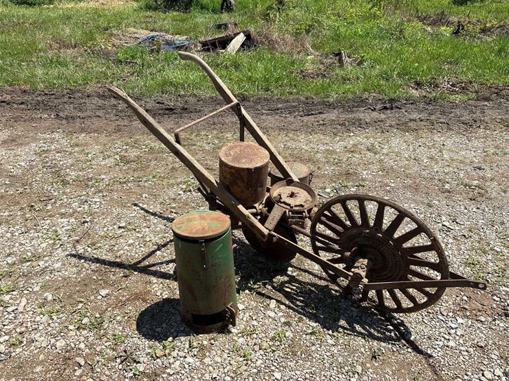 oliver-superior-walking-planter-image-1