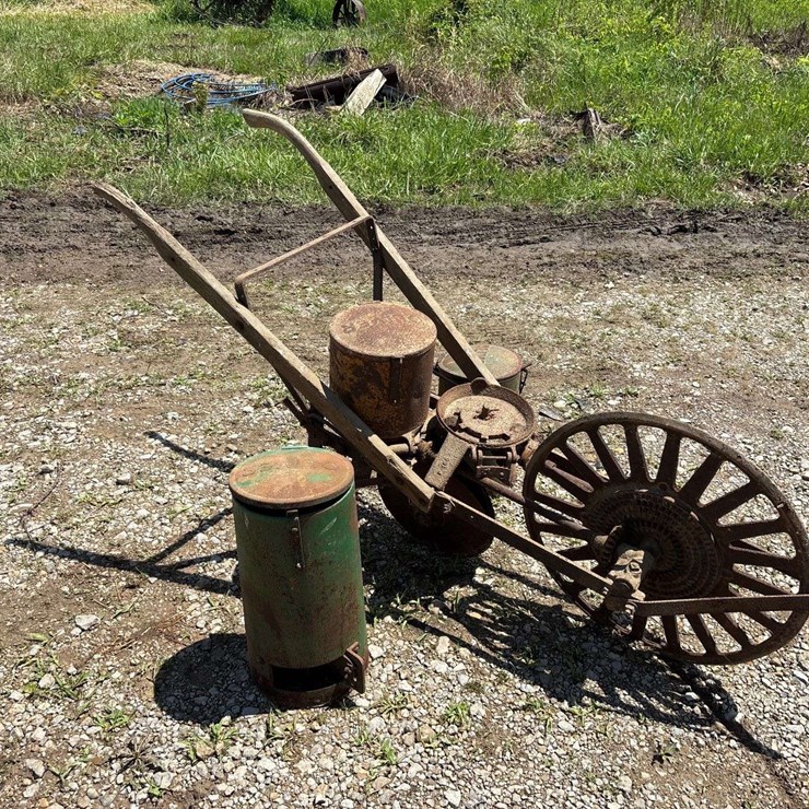 Oliver Superior Walking Planter