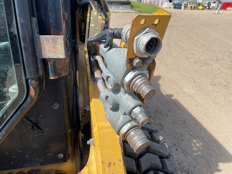 2014-caterpillar-242-image-15
