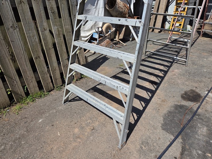werner-16'-aluminum-step-ladder-image-2