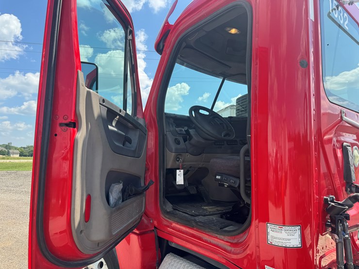#6246-•-2011-freightliner-cascadia-semi-tractor-(has-wi-title)-image-92