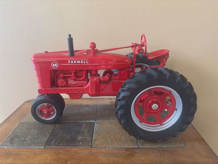 1/8-farmall-m-image-2