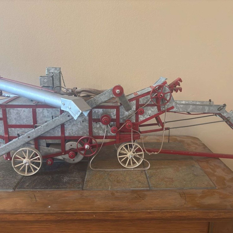 1/16 McCormick-Deering Threshing Machine Custom