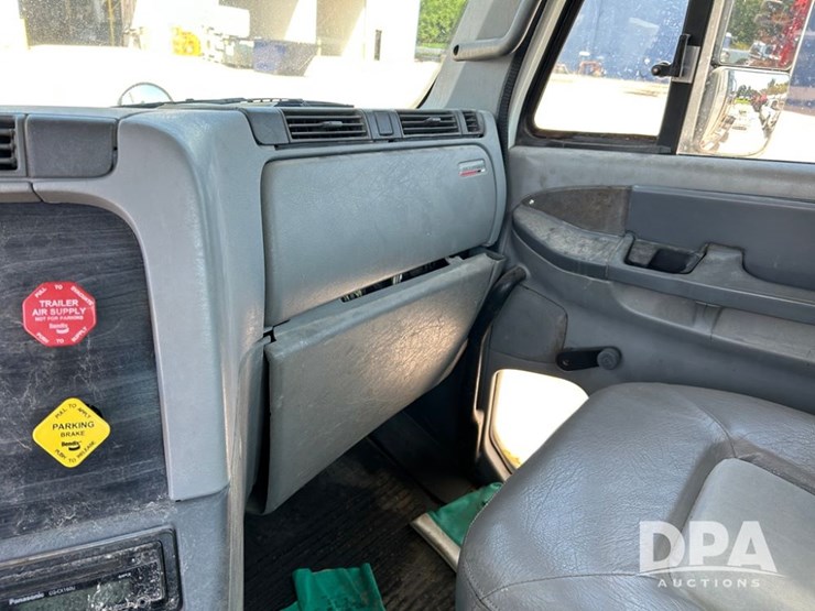 2004-freightliner-columbia-day-cab-truck-(cp0611,-unit-4014)-image-46