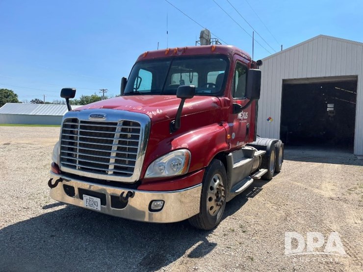 2013-freightliner-cascadia-day-cab-truck-(jn2570,-unit-4038)-image-2