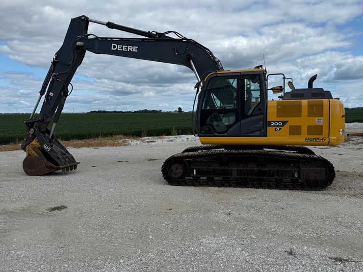 2023-deere-200g-image-1