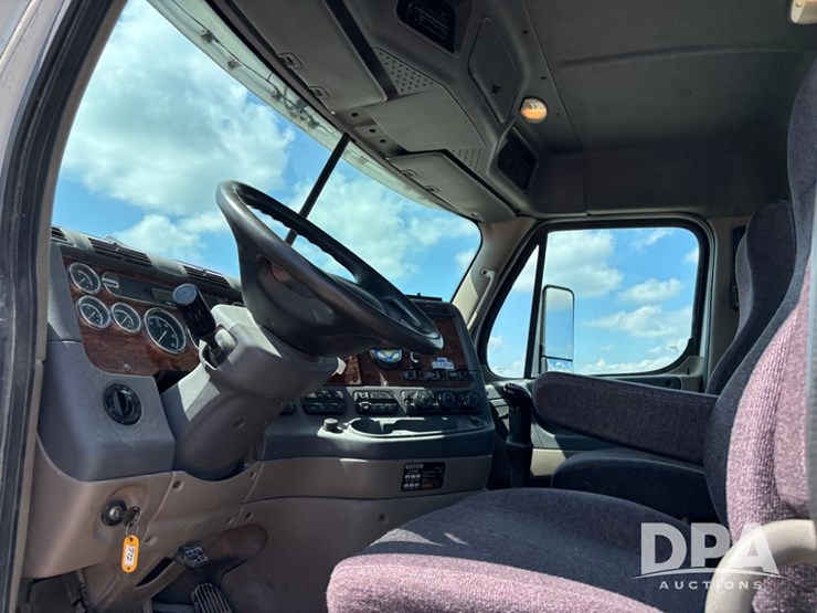 2013-freightliner-truck-(dr11874-unit-771)-image-61