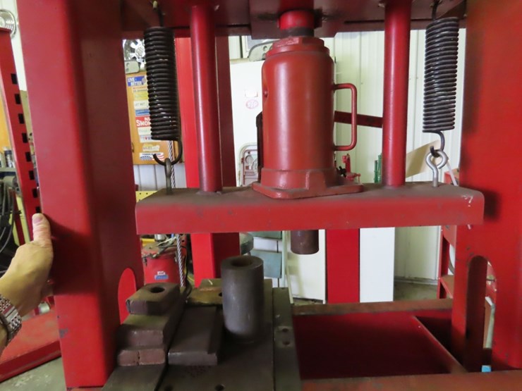 60,000-pound-press-image-5