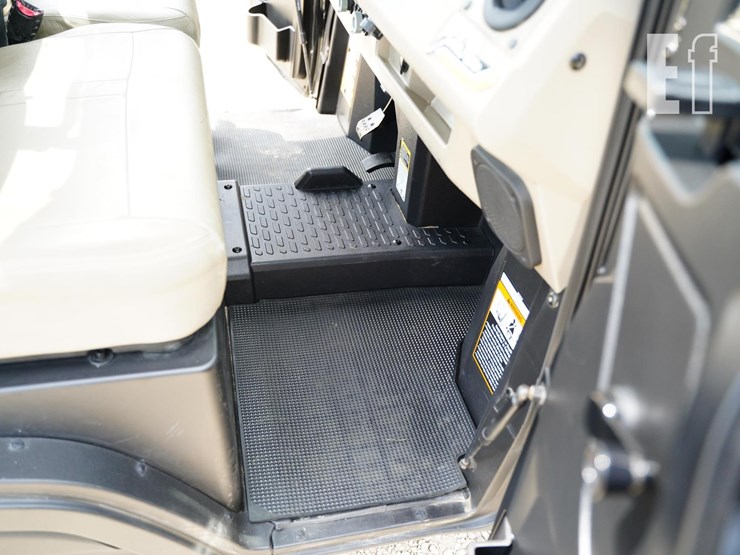 2023-john-deere-gator-xuv-835r-image-32