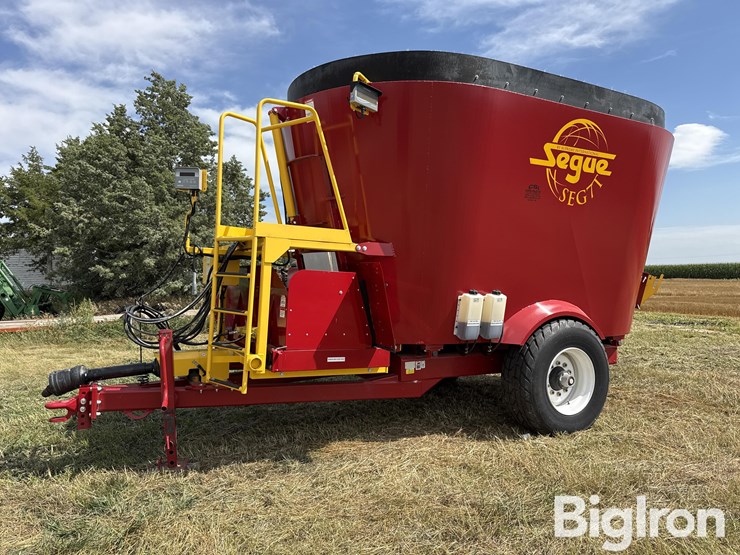 2022-supreme-international-segue-7t-vertical-feed-mixer-image-1