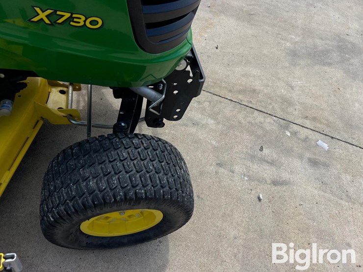 2020-john-deere-x730-image-16