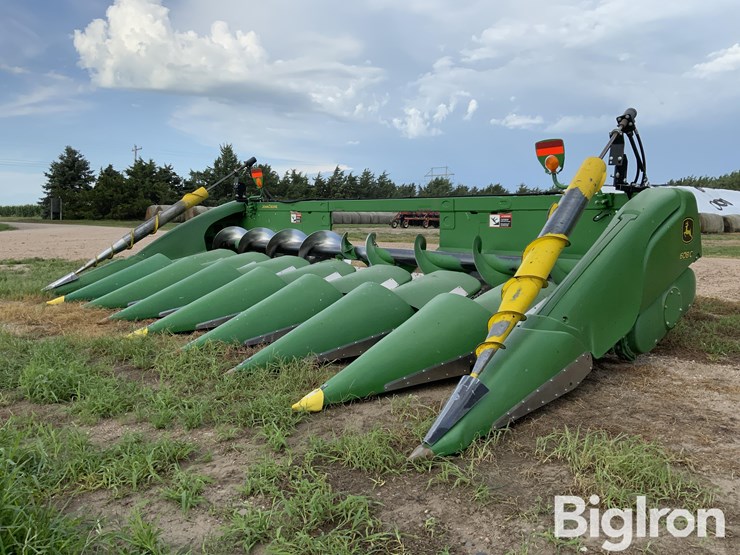 2017-john-deere-608c-image-1