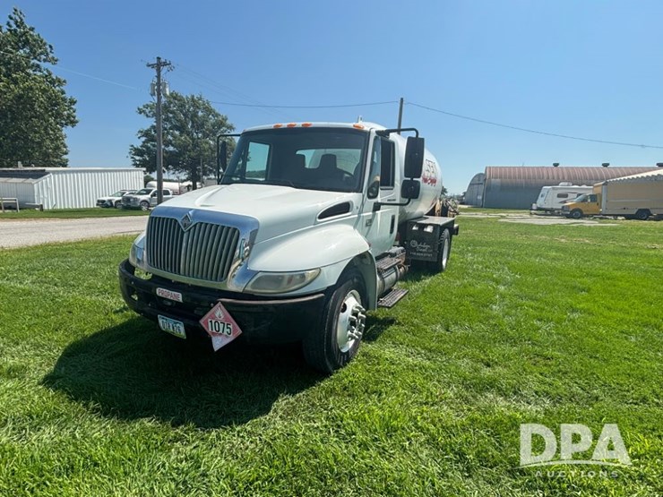 2004-international-harvestor-1954d-image-10