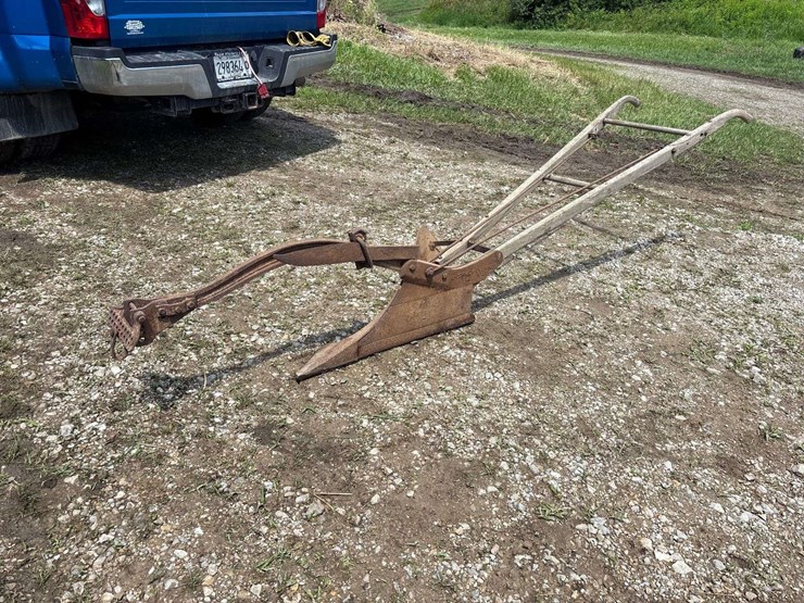 mccormick-deering-no.-415-7”-walking-plow-image-1